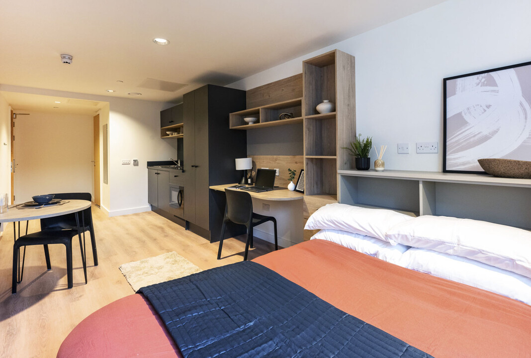 RESIZED Deluxe Studio